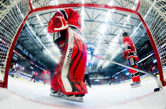 Örebros målvakt Julius Hudacek tar ut pucken ur målet