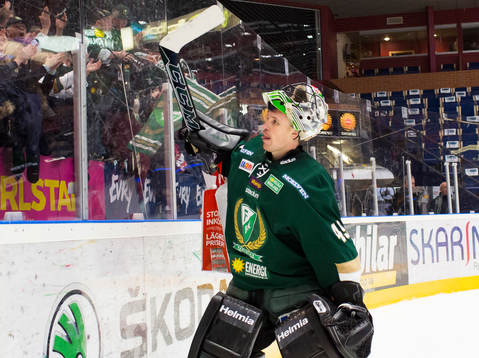 Färjestads målvakt Justin Pogge firar segern med
