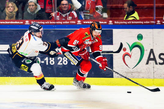 Örebros Kalle Olsson och Djurgårdens Linus Hultström