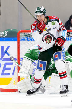 Frölundas Johan Sundström försöker styr in pucken