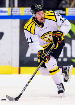 Brynäs Jesper Ollas med pucken