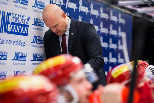 Modos tränare Andreas Johansson ser deppig ut