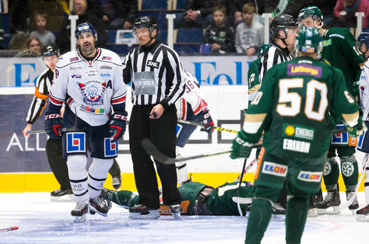 Linköpings Daniel Rahimi med en linjedomare