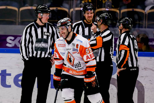 Karlskronas Julien Brouillette  samtalar med domarna
