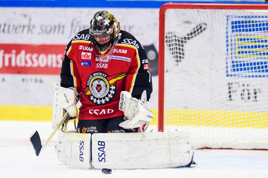 Luleås målvakt Daniel Larsson räddar ett skott