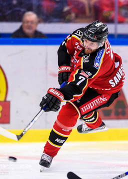 Luleås Jan Sandström skjuter ett skott
