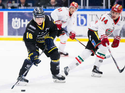 s Filip Sandberg med pucken