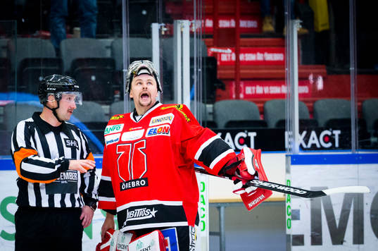 Örebros målvakt Julius Hudacek i diskussion med Domare