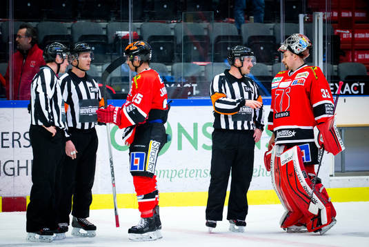 Örebros  Henrik Löwdahl och målvakt Julius Hudacek i