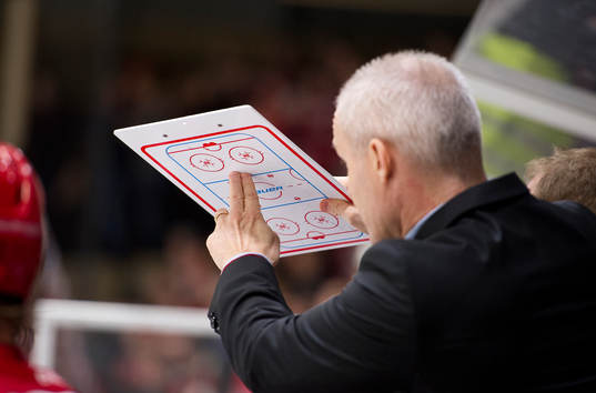 Timrås tränare Roger Forsberg tar timeout