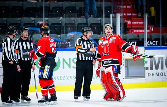 Örebros  Henrik Löwdahl och målvakt Julius Hudacek i