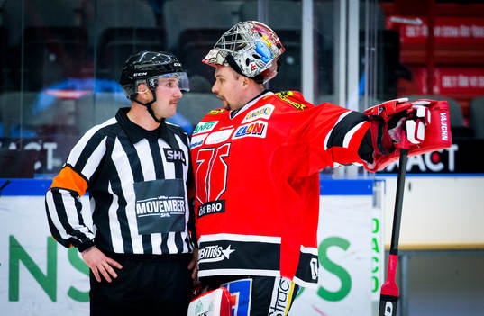 Örebros målvakt Julius Hudacek i diskussion med Domare