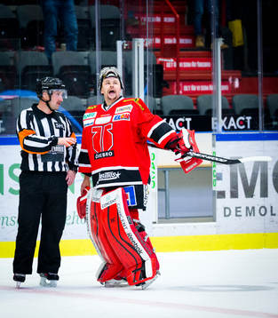 Örebros målvakt Julius Hudacek i diskussion med Domare