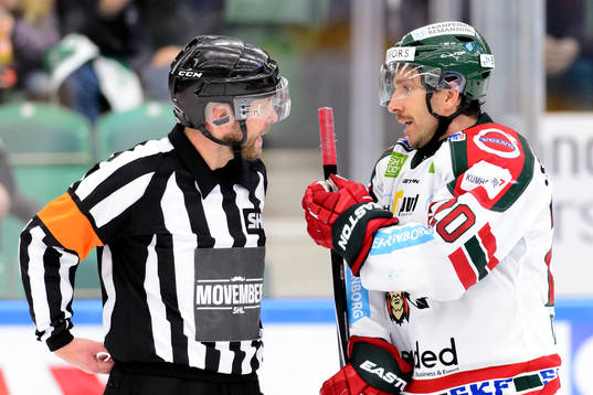 Frölundas Joel Lundqvist är inte nöjd med domare  Marcus