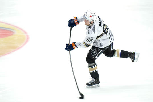 Växjös Erik Josefsson skjuter