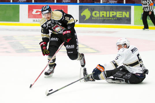 Malmö Redhawks  Magnus Häggström kommer förbi Växjös