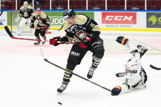 Malmö Redhawks  Magnus Häggström kommer förbi Växjös
