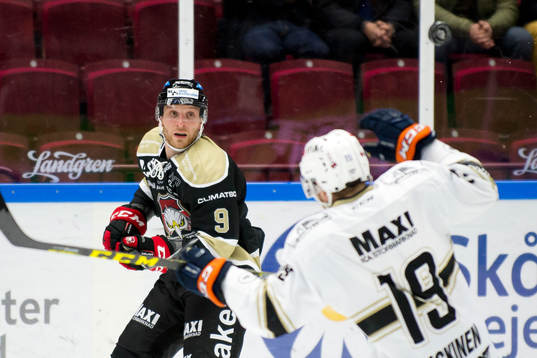 Malmö Redhawks  Frederik Storm fäster blicken vid pucken