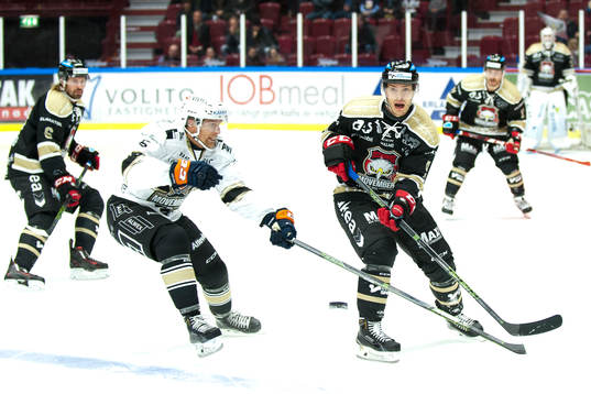 Växjös Joey Crabb och Malmö Redhawks Björn Svensson