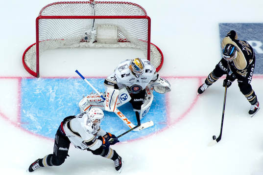Växjös målvakt Stefan Steen och Malmö Redhawks T.J.