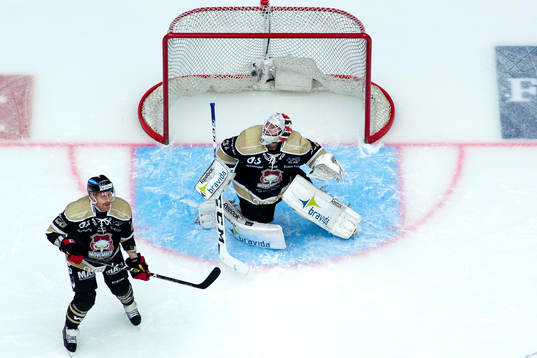 Malmö Redhawks målvakt Jonas Gunnarsson tittar uppåt
