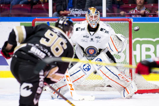 Växjös målvakt Stefan Steen följer pucken