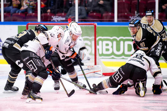 Växjös Joey Crabb närmast pucken