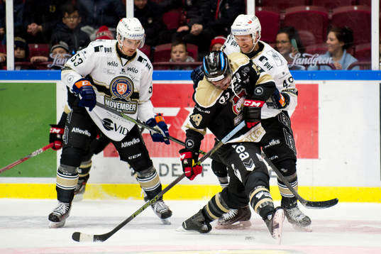 Malmö Redhawks  Peter Mueller trycks ner av Växjös Ilkka