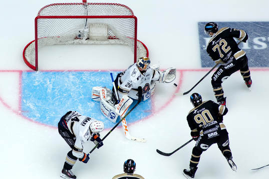 Växjös målvakt Stefan Steen plockar pucken framför