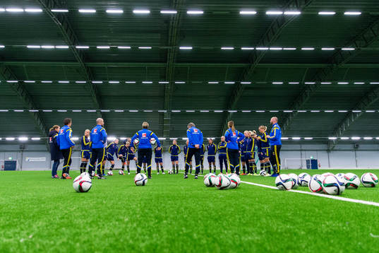 Sveriges förbundskapten Pia Sundhage samlar alla spelare