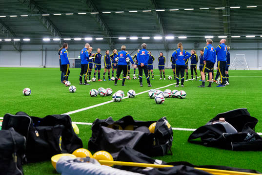 Sveriges förbundskapten Pia Sundhage samlar alla spelare
