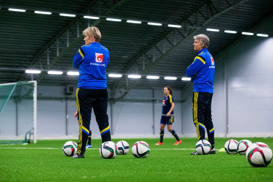 Sveriges assisterande förbundskapten Lilie Persson och