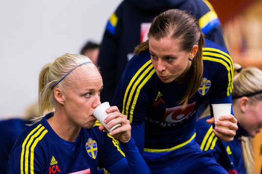 Sveriges Caroline Seger och Lotta Schelin