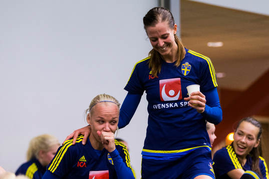 Sveriges Caroline Seger och Lotta Schelin