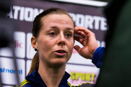 Sveriges Lotta Schelin blir intervjuad