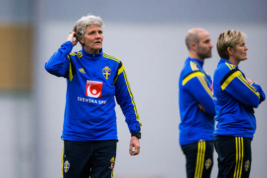 Sveriges förbundskapten Pia Sundhage och assisterande