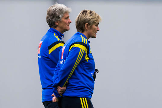 Sveriges förbundskapten Pia Sundhage och assisterande