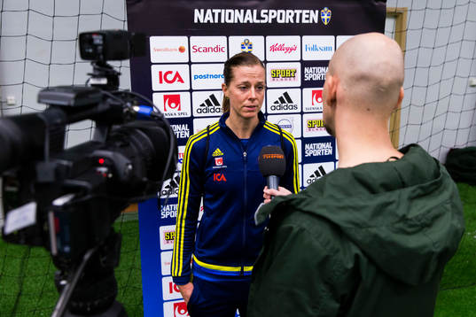 Sveriges Lotta Schelin blir intervjuad