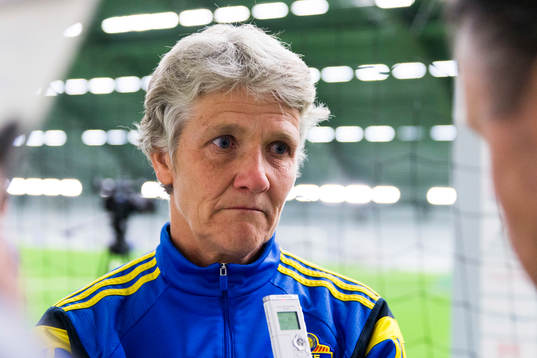 Sveriges förbundskapten Pia Sundhage blir intervjuad