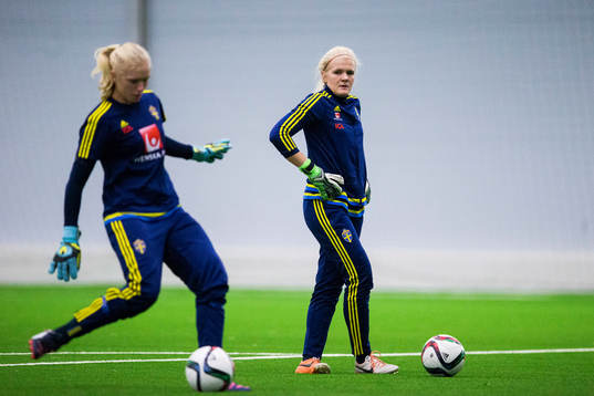 Sveriges målvakter Malin Reuterwall och Emma Holmgren
