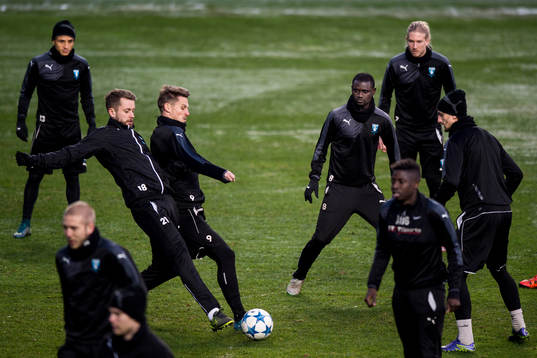 Malmö FFs Kari Arnason och Markus Rosenberg i kamp om