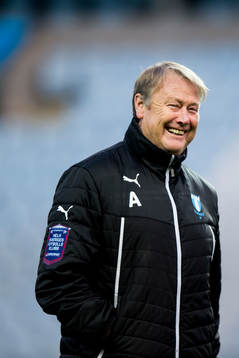 Malmö FFs tränare Åge Hareide skrattar
