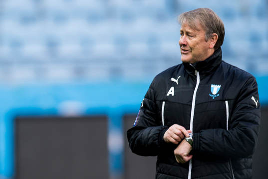 Malmö FFs tränare Åge Hareide pekar på sin klocka
