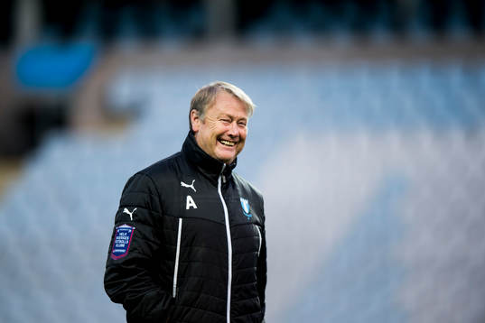 Malmö FFs tränare Åge Hareide skrattar