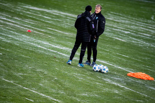 Malmö FFs tränare Åge Hareide i samtal med assisterande