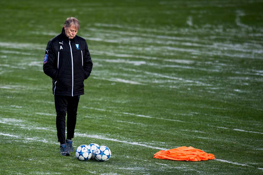 Malmö FFs tränare Åge Hareide ser bekymmersam ut