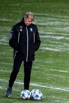 Malmö FFs tränare Åge Hareide ser bekymmersam ut