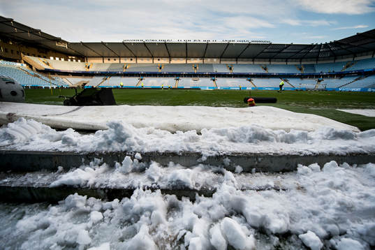 Snö och kyla på Swedbank Stadion