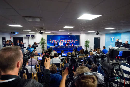 Media tittar på en presskonferens med Paris-Saint Germain