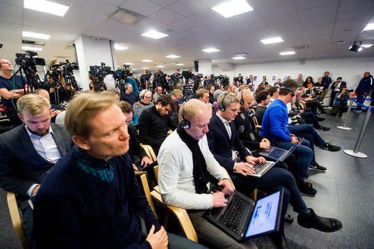 Media tittar på en presskonferens med Paris-Saint Germain